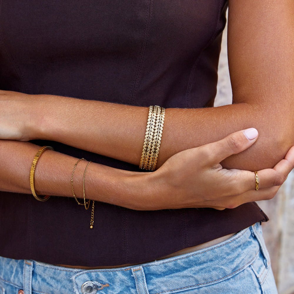 Lagdet Guldblad Bangle